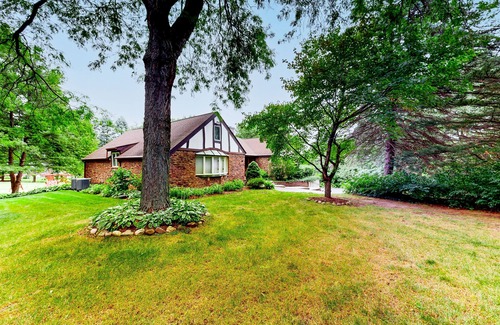 McHenry Casa | Beautiful, spacious home with mature landscaping, game room, & grill - dogs ok