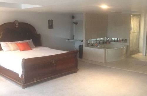 Marine Park Condominio | Beautiful Spacious Master BedRoom