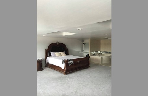 Marine Park Condominio | Beautiful Spacious Master BedRoom