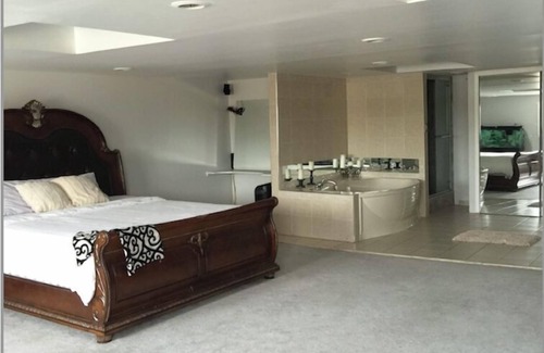 Marine Park Condominio | Beautiful Spacious Master BedRoom
