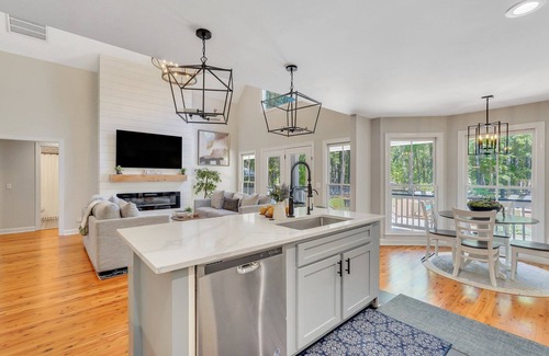 Ridgeland Casa | Beautiful Spacious Remodeled Private House w/Pool, Porches, Grille, Game Room.