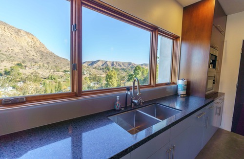 Agoura Hills Casa | Hermosa y espaciosa casa con piscina infinita: vistas increíbles, cerca de las playas de Malibú.