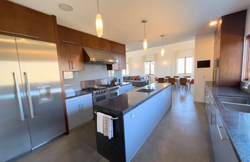 Agoura Hills Casa | Hermosa y espaciosa casa con piscina infinita: vistas increíbles, cerca de las playas de Malibú.