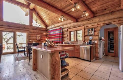 Browns Valley Casa | Hermosa casa de madera en 6 acres con techos de 30 pies y Creek