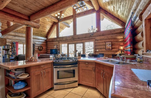 Browns Valley Casa | Hermosa casa de madera en 6 acres con techos de 30 pies y Creek