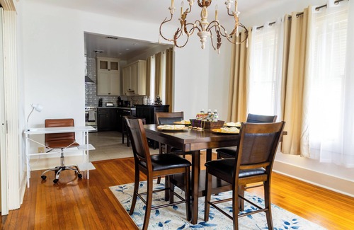 Broadmoor Apartamento | Beautiful & Spacious Apartment in Uptown with Wi-Fi, AC, Hulu