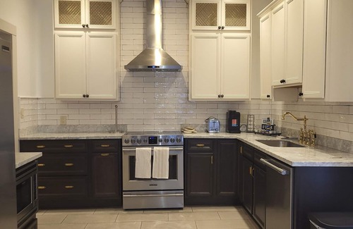 Broadmoor Apartamento | Beautiful & Spacious Apartment in Uptown with Wi-Fi, AC, Hulu