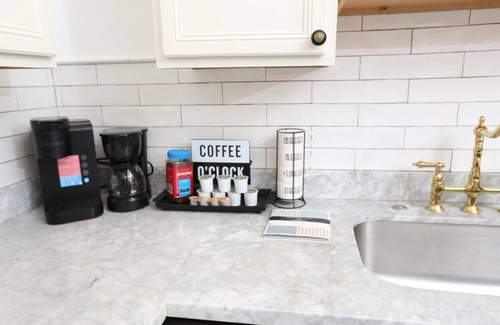 Broadmoor Apartamento | Beautiful & Spacious Apartment in Uptown with Wi-Fi, AC, Hulu