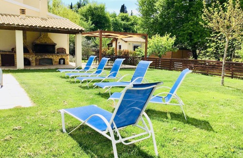 Agios Ioannis Villa | Hermosa villa espaciosa con piscina privada cerca de excelentes playas y la ciudad de Corfú