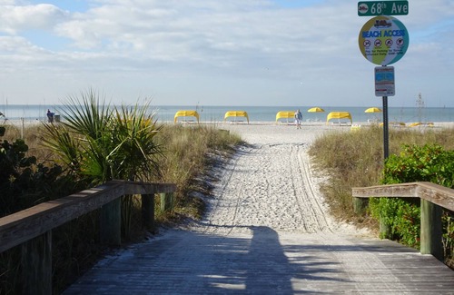 St. Pete Beach Apartamento | BEAUTIFUL ST PETE BEACH -- THE ONLY PLACE WHERE SALT LOWERS YOUR BLOOD PRESSURE