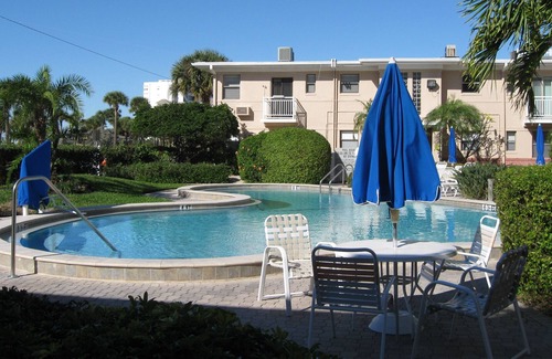 St. Pete Beach Apartamento | BEAUTIFUL ST PETE BEACH -- THE ONLY PLACE WHERE SALT LOWERS YOUR BLOOD PRESSURE