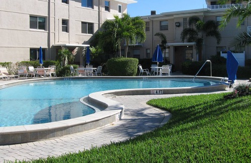 St. Pete Beach Apartamento | BEAUTIFUL ST PETE BEACH -- THE ONLY PLACE WHERE SALT LOWERS YOUR BLOOD PRESSURE