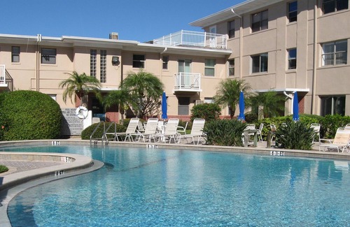 St. Pete Beach Apartamento | BEAUTIFUL ST PETE BEACH -- THE ONLY PLACE WHERE SALT LOWERS YOUR BLOOD PRESSURE