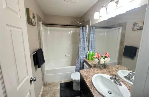 Southeast Edmonton Casa | Beautiful Stay Air condition at Ellerslie Edmonton