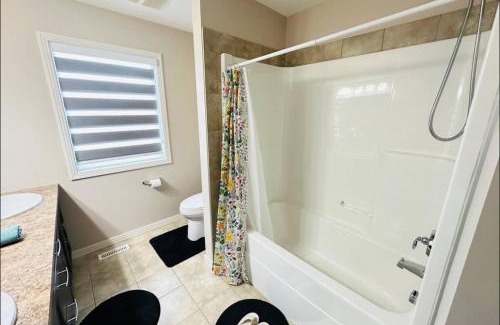 Southeast Edmonton Casa | Beautiful Stay Air condition at Ellerslie Edmonton
