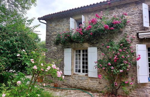 La Jarrie-Audouin Casa | Beautiful stone family home with swimming pool