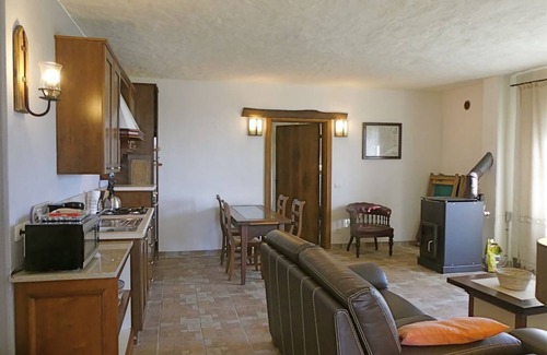 Mombarcaro Apartamento | Hermosa casa de vacaciones de piedra con gran jardín privado