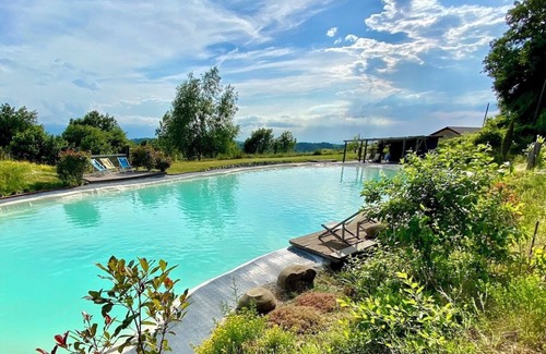 Mombarcaro Apartamento | Hermosa casa de vacaciones de piedra con gran jardín privado