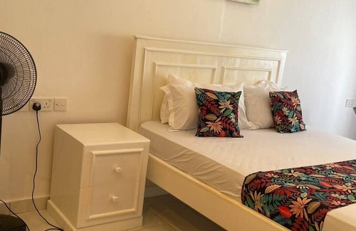 Diani Beach Apartamento | Beautiful studio apartment on a beach front property and has 2 pools.