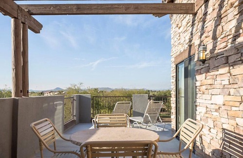 Cibola Vista Apartamento | Beautiful Studio Apt in a great resort setting with fountains, courtyards, and pool with bar