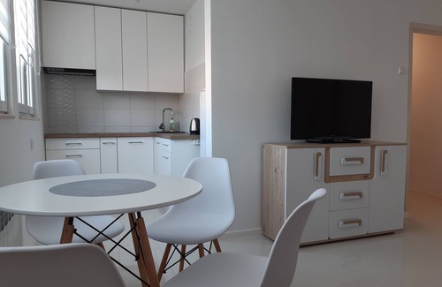 Skierniewice Apartamento | Precioso estudio en el corazón de la ciudad. Equipado con amenidades básicas