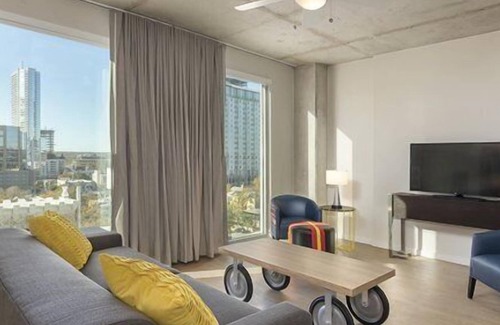 West End Apartamento | Beautiful studio unit at resort, sleeps 4