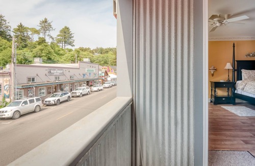 Historic Bayfront Apartamento | Beautiful Studio with Fireplace, Newports Historic Bayfront Right Out Your Door