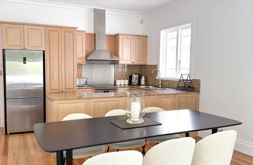 Bronte Casa | Beautiful & stylish Tamarama home with front row Surf views at your doorstep!