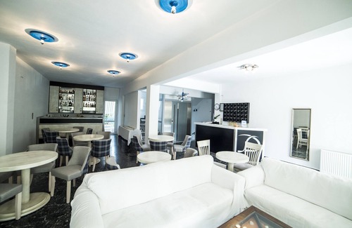 Kamena Vourla Casa | HERMOSA SUITE EN HOTEL DE 3 ESTRELLAS