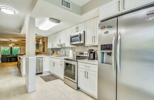 Islamorada Condominio | Beautiful, sunlit home with pool, tennis court & beach access - near the marina
