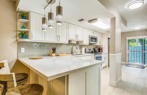 Islamorada Condominio | Beautiful, sunlit home with pool, tennis court & beach access - near the marina