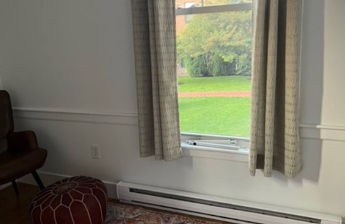 East End Apartamento | Beautiful sunny first floor - walk everywhere- summer options!