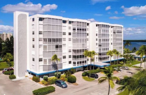 Laguna Shores Condominio | Beautiful Sunset and fun in the sun!