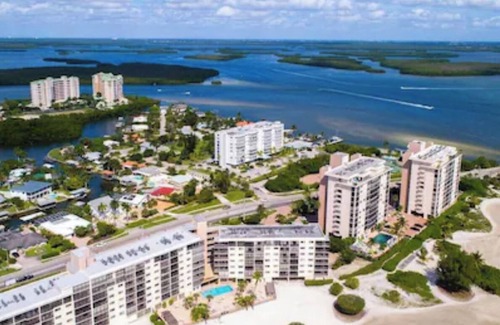 Laguna Shores Condominio | Beautiful Sunset and fun in the sun!