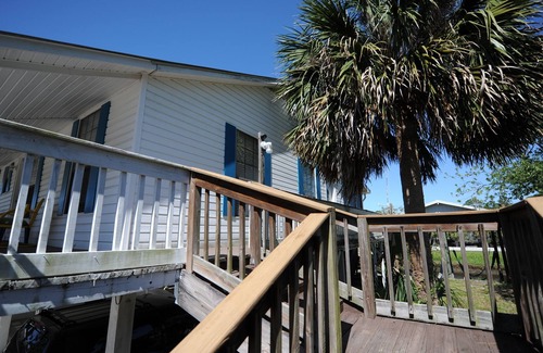 Suwannee Casa | Hermosa unidad de Sunsets-Upstairs. Disfrute de la belleza natural de la vieja Florida