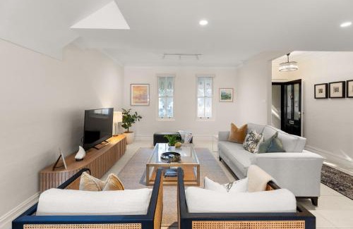 Cooks Hill Casa | Beautiful Terrace Home with Courtyard