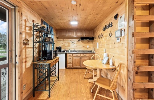 Danevang Cabina | ★Beautiful Texas ranch retreat with lake.cabin#3 ★