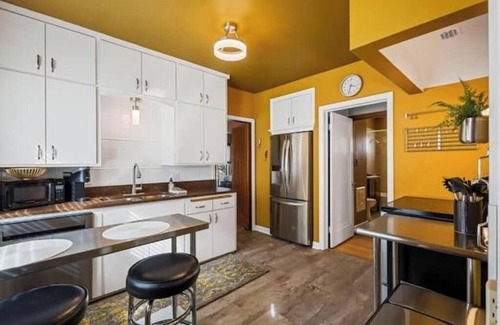 Wauwatosa Casa | Beautiful three bedroom property located in a quiet neighborhood!