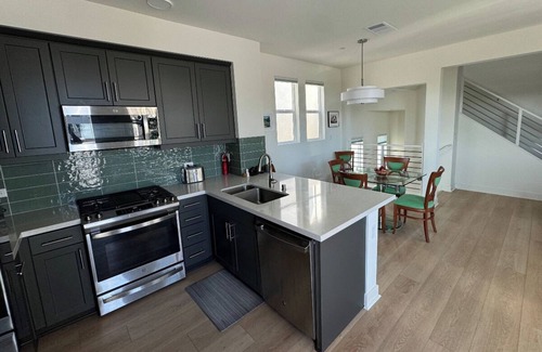 Ventura Casa | Beautiful Townhome a short walk to beach and downtown with stunning Island views