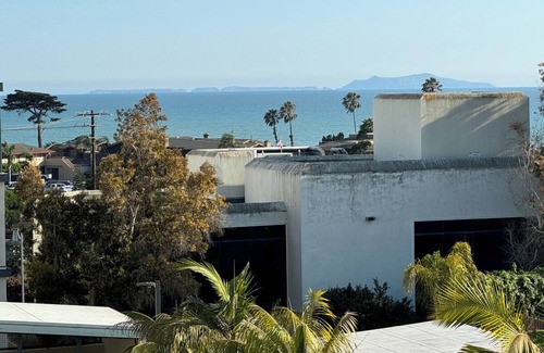 Ventura Casa | Beautiful Townhome a short walk to beach and downtown with stunning Island views