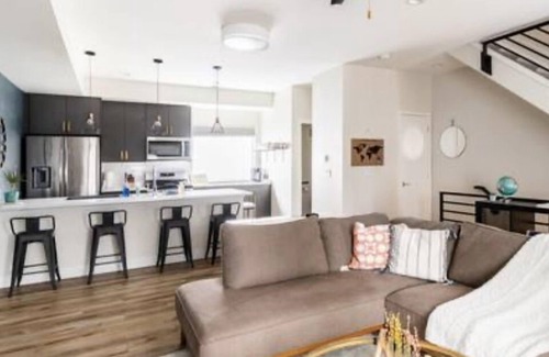 Lakewood Casa | Beautiful Townhome - close to downtown Denver and Red Rocks