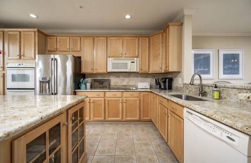 Sunset Island Casa | Beautiful Townhouse @67th, 2 Pools, FREE Linens/Towels, Grill, Baby Crib too!