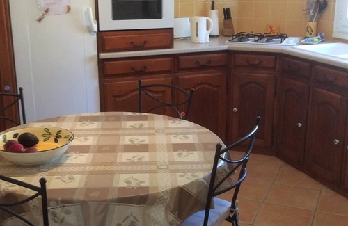 Saint-Siffret Villa | Hermosa villa tradicional con piscina climatizada situada entre olivos.