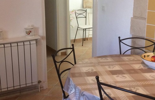 Saint-Siffret Villa | Hermosa villa tradicional con piscina climatizada situada entre olivos.