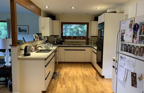 Chemainus Casa | Beautiful traditional family home and garden beside a lake