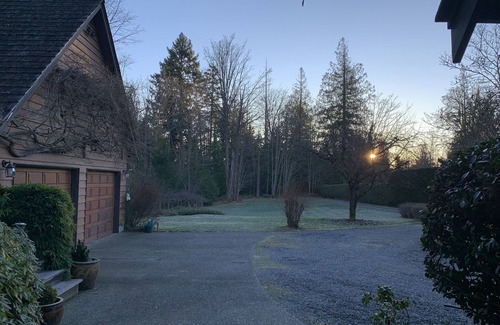 Chemainus Casa | Beautiful traditional family home and garden beside a lake