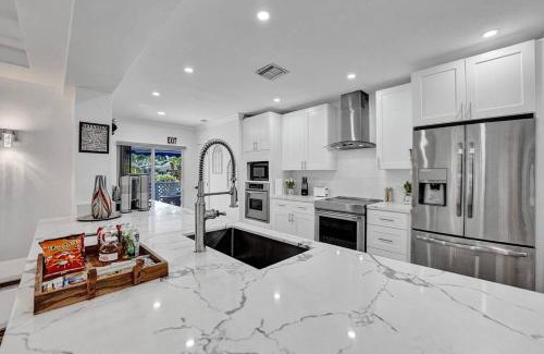 Hollywood Lakes Casa | Beautiful Tropical Vacation House close to Beach