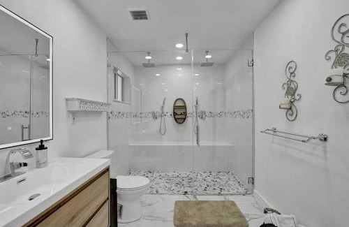 Hollywood Lakes Casa | Beautiful Tropical Vacation House close to Beach