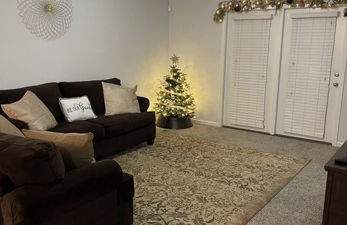 Fayetteville Apartamento | Beautiful Two Bedroom Villa 15 min from Ft. Bragg! Custom V-day Decor packages!🌹