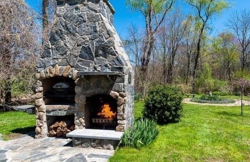 Colchester Casa | Beautiful Two Bedroom Home with Fireplace